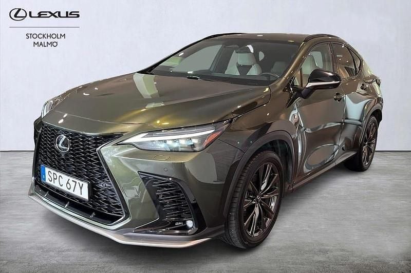 Grön Begagnad 2023 Lexus NX450h+ Sport Line SUV | 599 000 kr (Marknadspris) - Bild 1/4