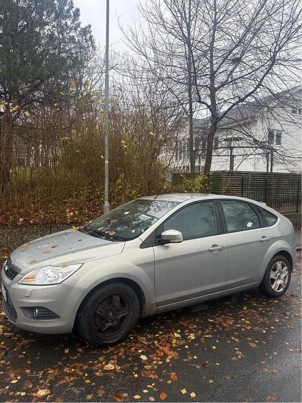 Grå Begagnad 2010 Ford Focus Halvkombi | 12 500 kr (Superpris) - Bild 1/4