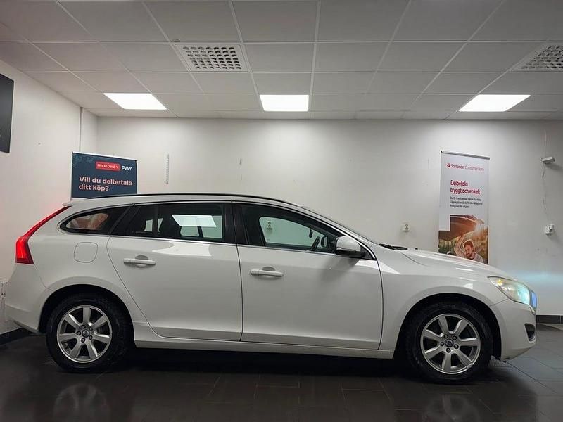 Begagnad Volvo V60 Momentum 163 HK (119 kW) 2011 Vit Kombi