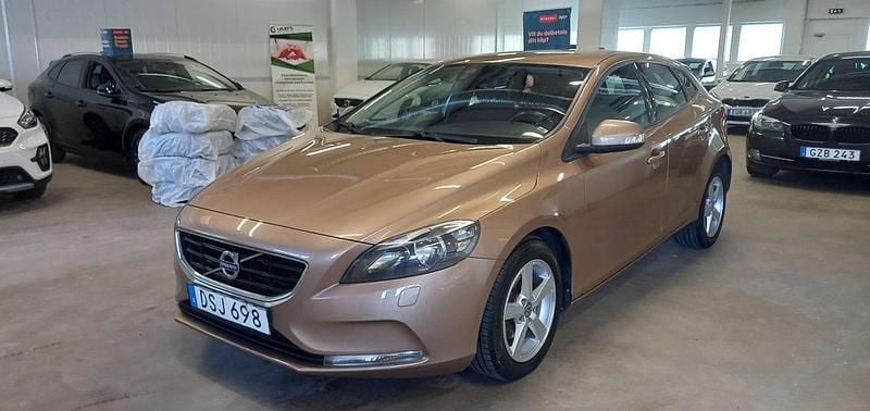 Brun Begagnad 2013 Volvo V40 Kinetic Kombi | 69 999 kr (Marknadspris) - Bild 1/3