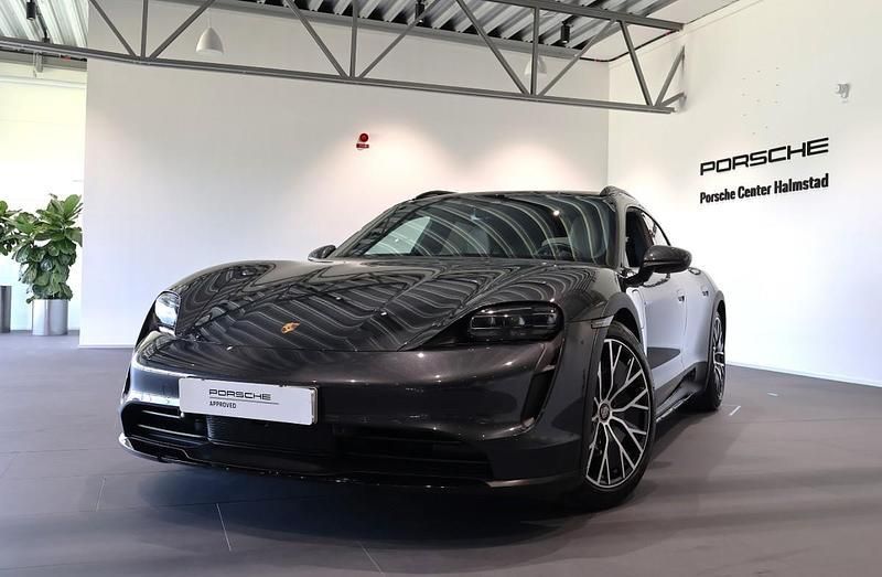 Grå (grey) Begagnad 2021 Porsche Taycan Cross Turismo Sedan | 745 000 kr (Marknadspris) - Bild 1/4
