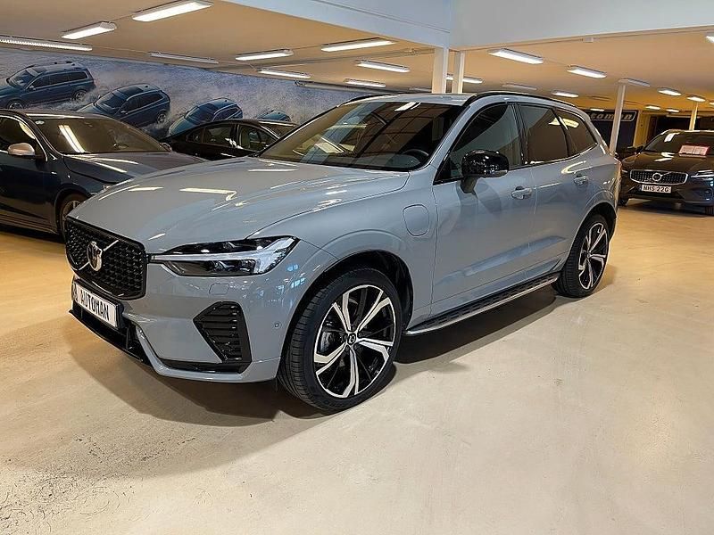 Grå Begagnad 2024 Volvo XC60 Plus SUV | 564 900 kr (Marknadspris) - Bild 1/4