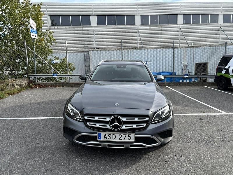 Grå Begagnad 2018 Mercedes E220 Avantgarde Kombi | 257 000 kr (Bra pris) - Bild 1/4