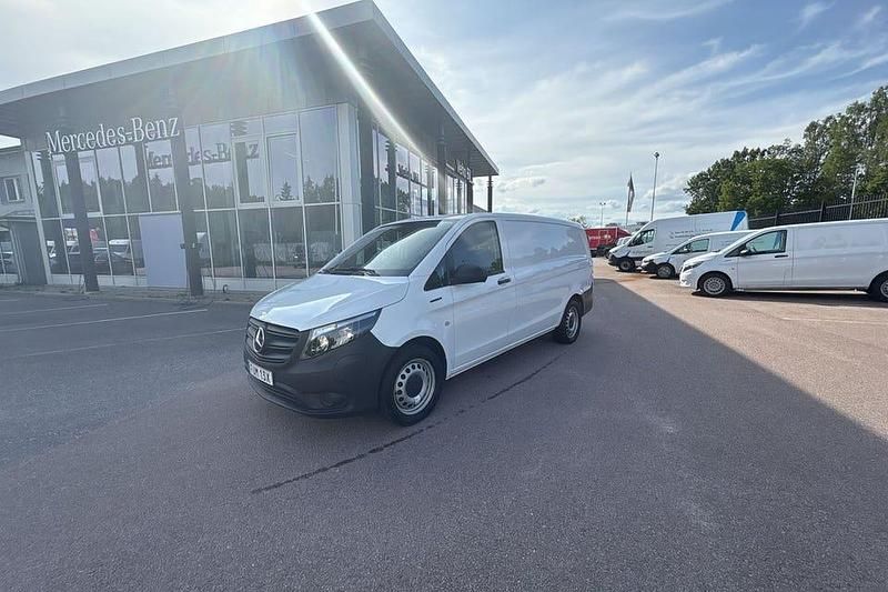 Vit Begagnad 2022 Mercedes e-Vito Minibuss | 299 000 kr (Marknadspris) - Bild 1/4