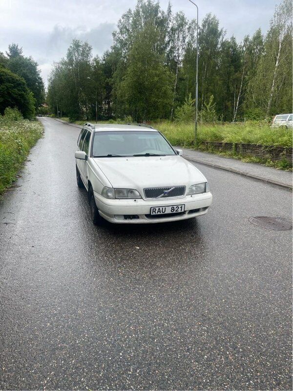 Vit Begagnad 2000 Volvo V70 Kombi | 7 500 kr (Superpris) - Bild 1/4