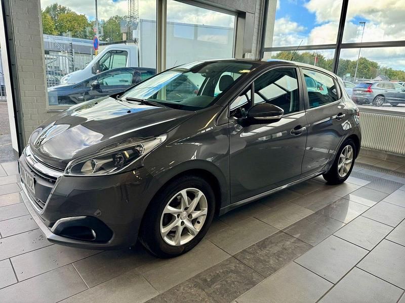 Mörkgrå (grå) Begagnad 2017 Peugeot 208 Halvkombi | 124 900 kr (Marknadspris) - Bild 1/4