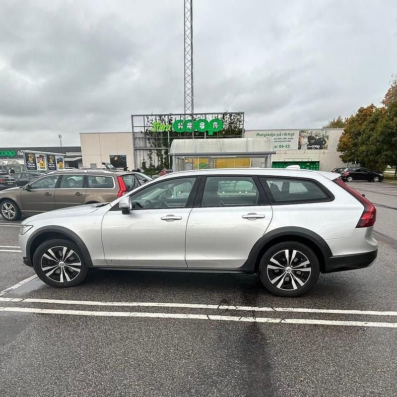 Silver Begagnad 2021 Volvo V90 CC Kombi | 312 000 kr (Bra pris) - Bild 1/4