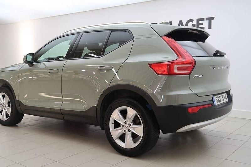 Begagnad Volvo XC40 Core 197 HK (144 kW) 2023 Grön SUV