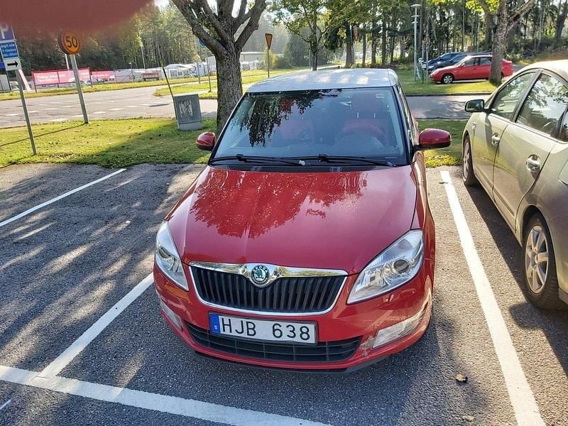 Röd Begagnad 2012 Skoda Fabia Halvkombi | 20 000 kr (Superpris) - Bild 1/4