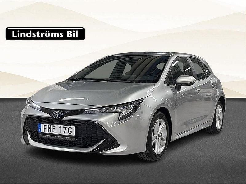 Silver Begagnad 2022 Toyota Corolla Hybrid Active Halvkombi | 229 000 kr (Bra pris) - Bild 1/3