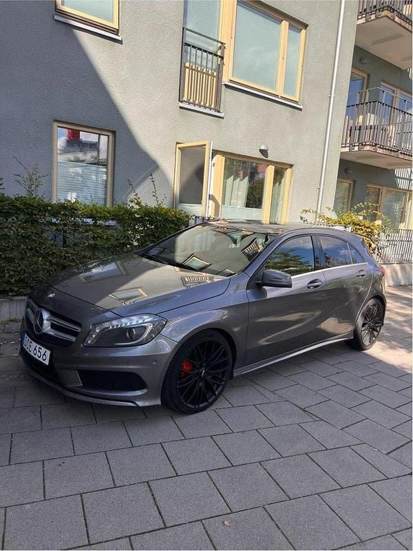 Grå Begagnad 2014 Mercedes A200 AMG line Halvkombi | 99 000 kr (Bra pris) - Bild 1/4