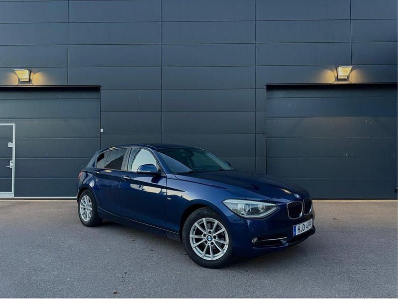 Blå Begagnad 2014 BMW 118 Sport Line Halvkombi | 74 900 kr (Superpris) - Bild 1/4