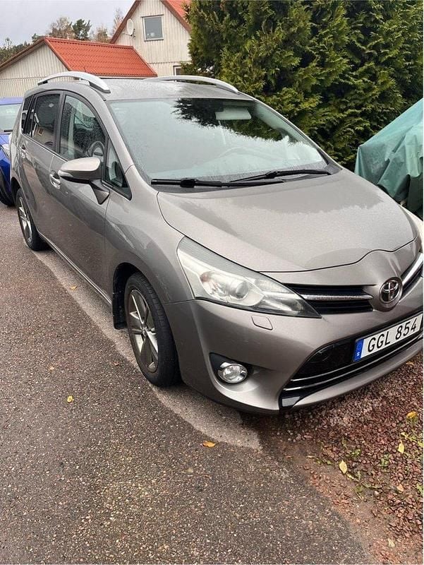 Brun Begagnad 2014 Toyota Verso Edition Minibuss | 130 000 kr (Marknadspris) - Bild 1/4