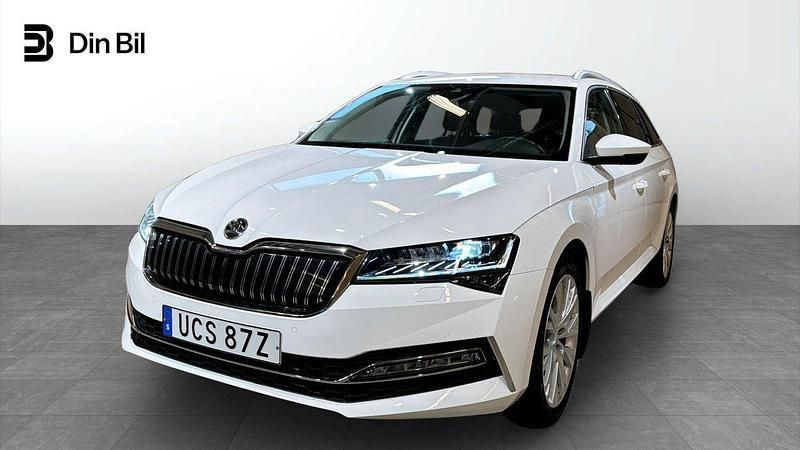 Vit Begagnad 2021 Skoda Superb Style Kombi | 289 900 kr (Superpris) - Bild 1/4