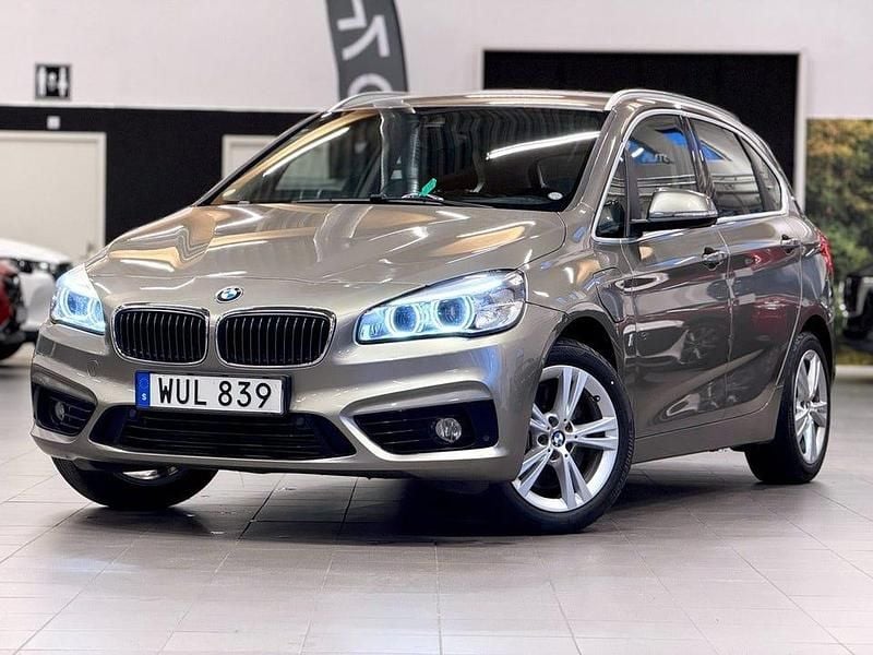 Silver Begagnad 2017 BMW 225 Sport Line Kombi | 184 900 kr - Bild 1/4