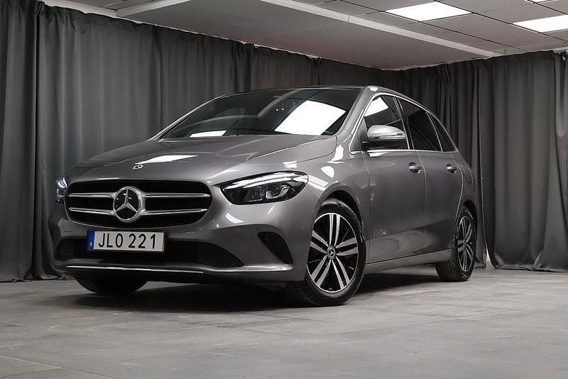 Mörkgrå Begagnad 2021 Mercedes B180 Progressive Minibuss | 239 000 kr (Lite dyr) - Bild 1/4