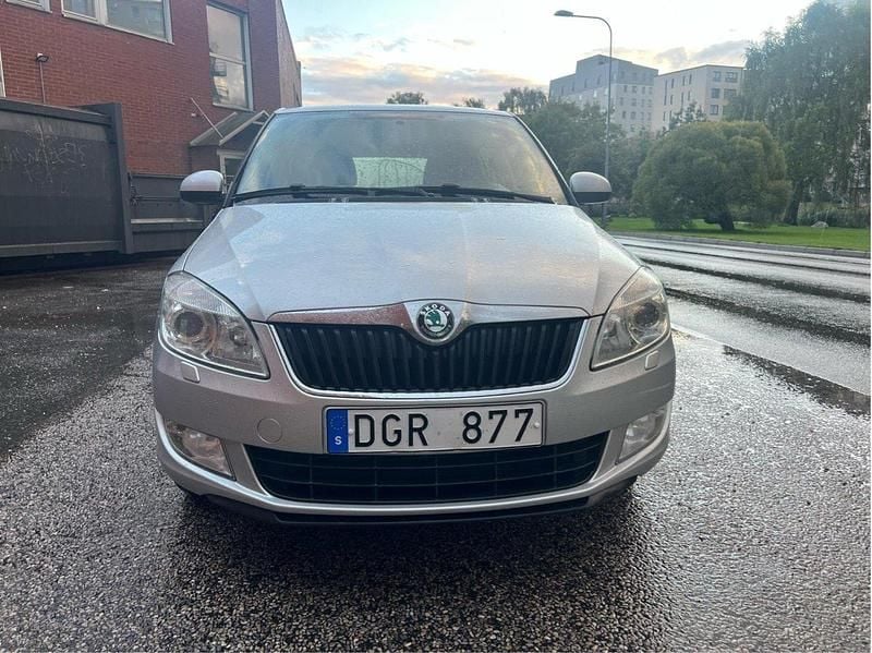 Silver Begagnad 2012 Skoda Fabia Elegance Kombi | 35 900 kr (Marknadspris) - Bild 1/4