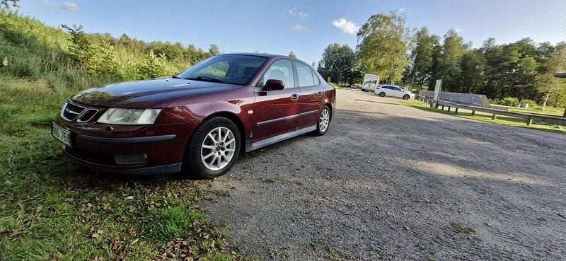 Röd Begagnad 2004 Saab 9-3 Linear Sedan | 4 000 kr (Lite dyr) - Bild 1/3