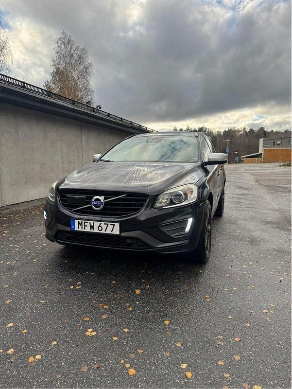 Svart Begagnad 2016 Volvo XC60 R-Design SUV | 194 999 kr (Marknadspris) - Bild 1/4