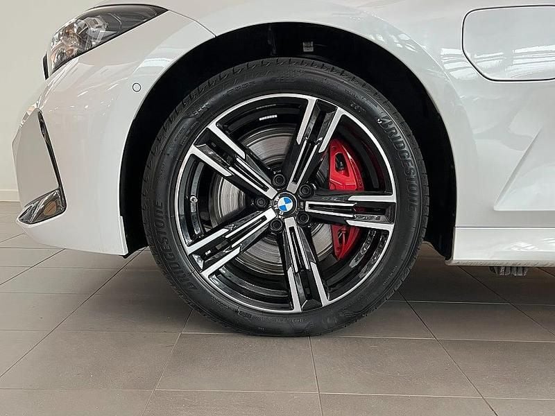 Begagnad BMW 330e M Sport 184 HK (135 kW) 2025 Vit Kombi