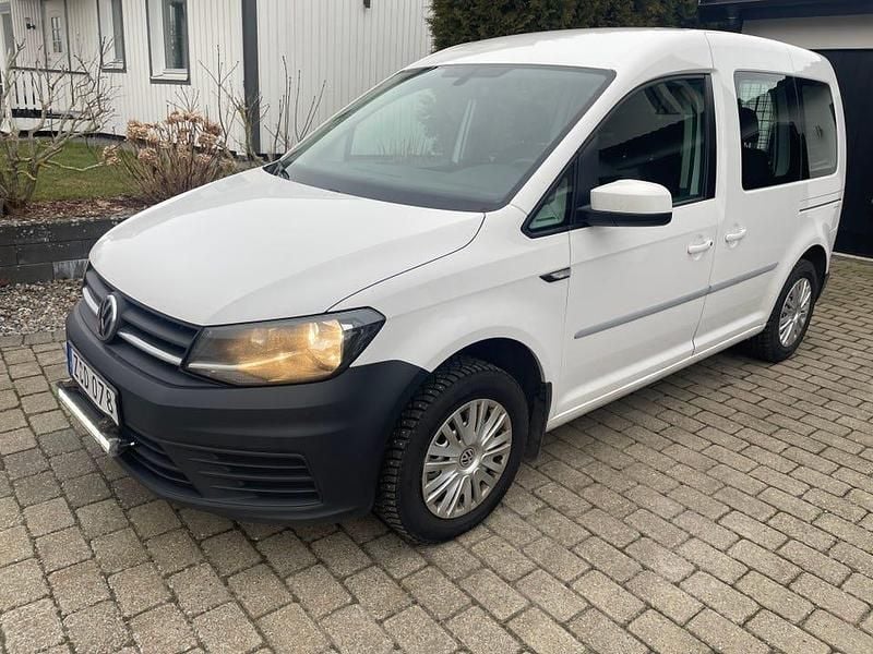 Begagnad 2018 VW Caddy Life Minibuss | 104 900 kr (Bra pris) - Bild 1/4
