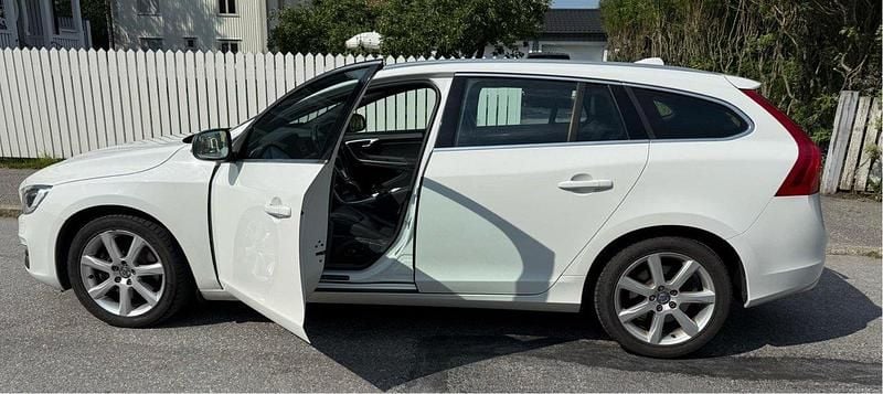 Vit Begagnad 2016 Volvo V60 Summum Kombi | 165 000 kr (Marknadspris) - Bild 1/4