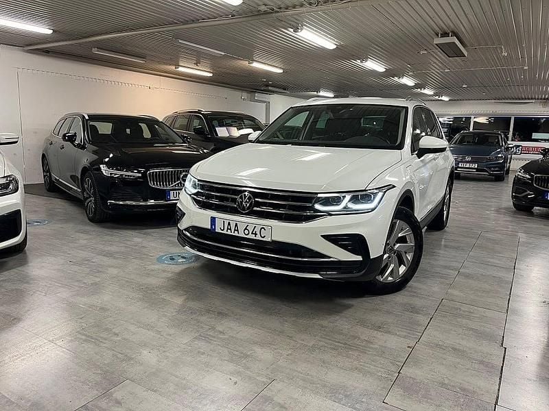 Vit Begagnad 2022 VW Tiguan Elegance SUV | 306 000 kr (Bra pris) - Bild 1/4