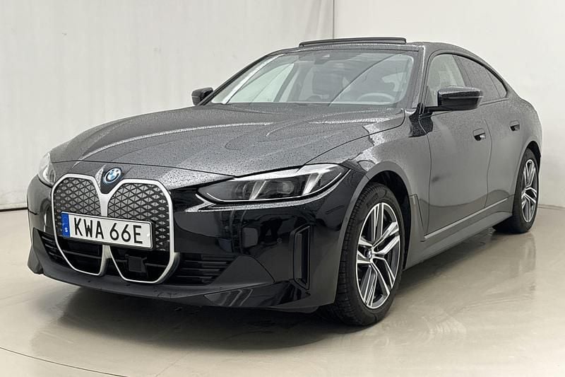 Svart Begagnad 2025 BMW i4 Sedan | 589 000 kr (Dyr) - Bild 1/4