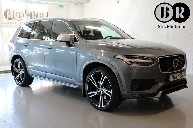 Grå Begagnad 2018 Volvo XC90 R-Design SUV | 449 900 kr (Marknadspris) - Bild 1/4