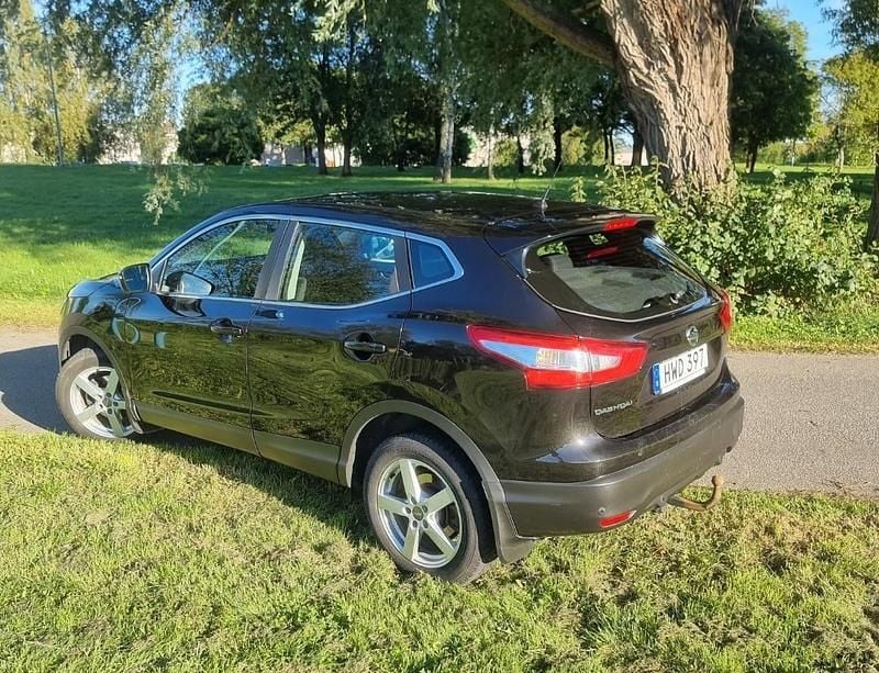 Svart Begagnad 2017 Nissan Qashqai SUV | 139 000 kr (Bra pris) - Bild 1/4