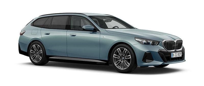 Grå Ny 2025 BMW 530e M Sport Kombi | 699 000 kr (Superpris) - Bild 1/4