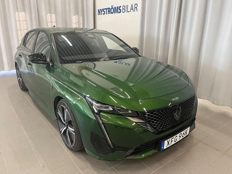 Grön (grönmetallic) Begagnad 2024 Peugeot 308 Halvkombi | 267 900 kr (Lite dyr) - Bild 1/4