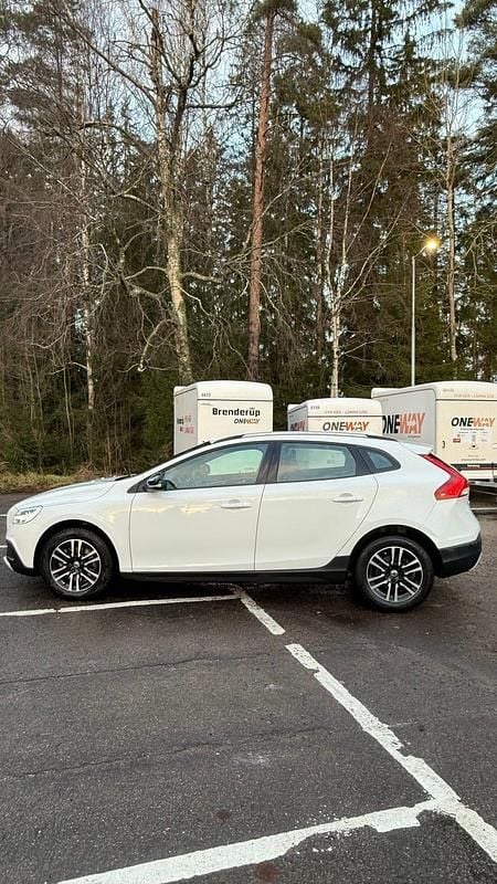 Begagnad 2018 Volvo V40 CC Kombi | 159 900 kr (Marknadspris) - Bild 1/4