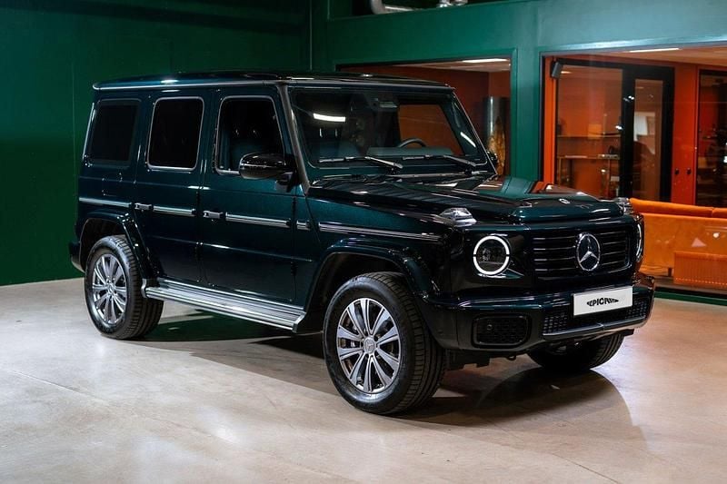 Mörkgrön Begagnad 2024 Mercedes G450 Night SUV | 1 639 900 kr - Bild 1/4