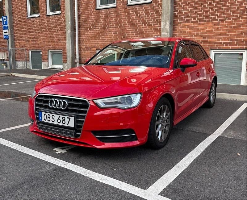 Röd Begagnad 2014 Audi A3 Sportback Attraction Halvkombi | 89 900 kr (Marknadspris) - Bild 1/4