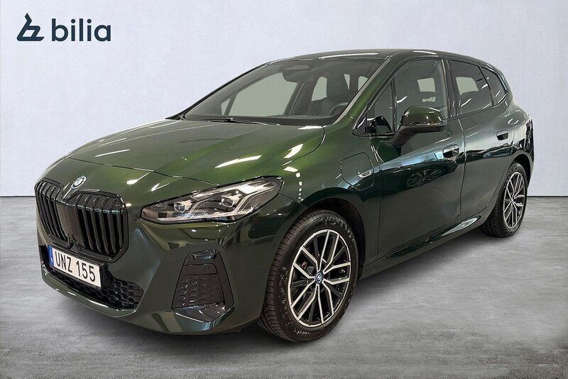 Grön Begagnad 2022 BMW 225 Active Tourer M Sport Minibuss | 389 900 kr (Lite dyr) - Bild 1/4