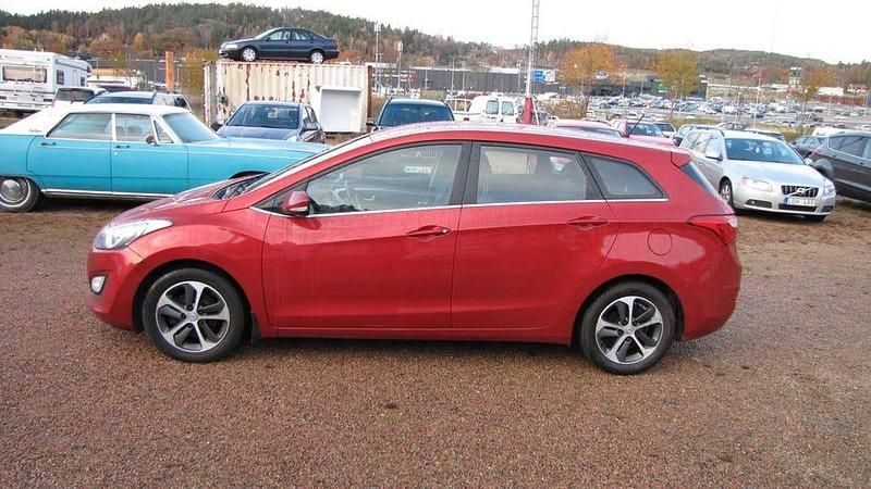 Begagnad Hyundai i30 Comfort 110 HK (80 kW) 2015 Röd Kombi