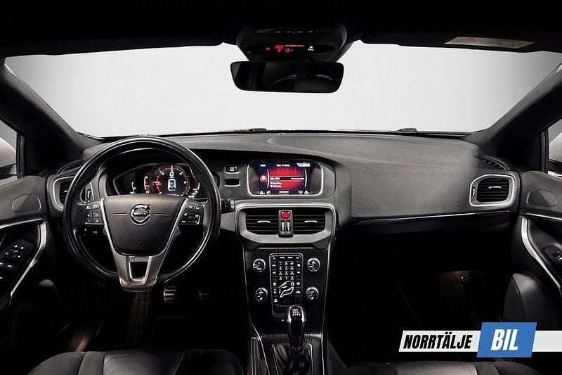 Begagnad Volvo V40 R-Design 150 HK (110 kW) 2018 Svart Halvkombi