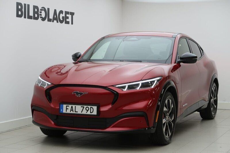 Röd Begagnad 2021 Ford Mustang Mach-E Standard Range SUV | 369 900 kr (Marknadspris) - Bild 1/4