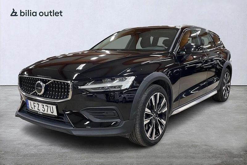 Svart Begagnad 2022 Volvo V60 CC Core Kombi | 299 800 kr (Marknadspris) - Bild 1/3