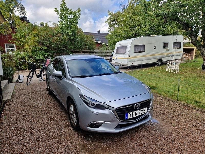 Grå Begagnad 2017 Mazda 3 Halvkombi | 110 000 kr (Marknadspris) - Bild 1/4