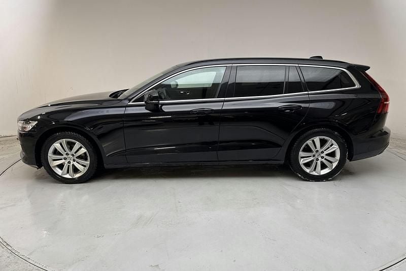 Begagnad Volvo V60 Core 197 HK (144 kW) 2023 Svart Kombi