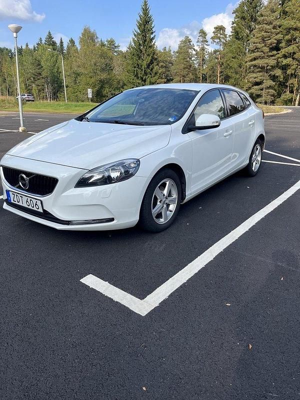 Vit Begagnad 2018 Volvo V40 Kombi | 139 000 kr (Bra pris) - Bild 1/4