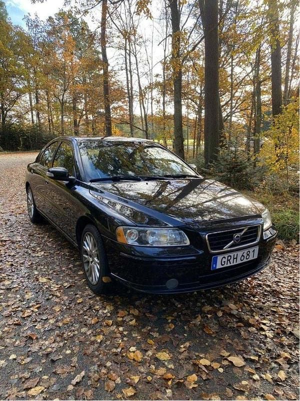 Svart Begagnad 2008 Volvo S60 Sedan | 55 000 kr (Marknadspris) - Bild 1/4