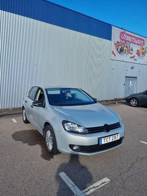 Grå Begagnad 2012 VW Golf Halvkombi | 38 500 kr (Bra pris) - Bild 1/4