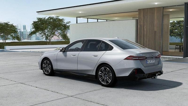 Begagnad BMW i5 M Sport 290 kW (395 HK) 2024 Grå/silver Sedan