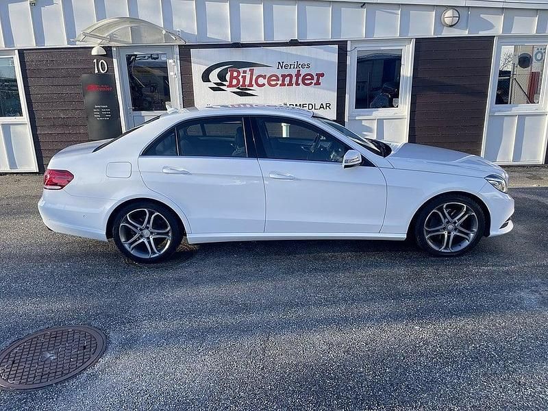 Vit Begagnad 2013 Mercedes E220 Sedan | 149 900 kr (Lite dyr) - Bild 1/4