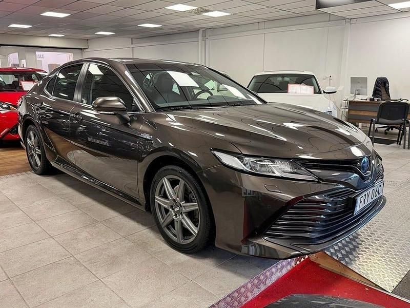 Begagnad Toyota Camry 218 HK (160 kW) 2020 Mörkbrun Sedan