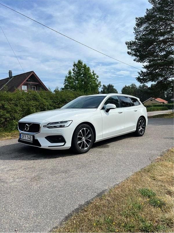 Vit Begagnad 2021 Volvo V60 Momentum Kombi | 269 000 kr (Bra pris) - Bild 1/4