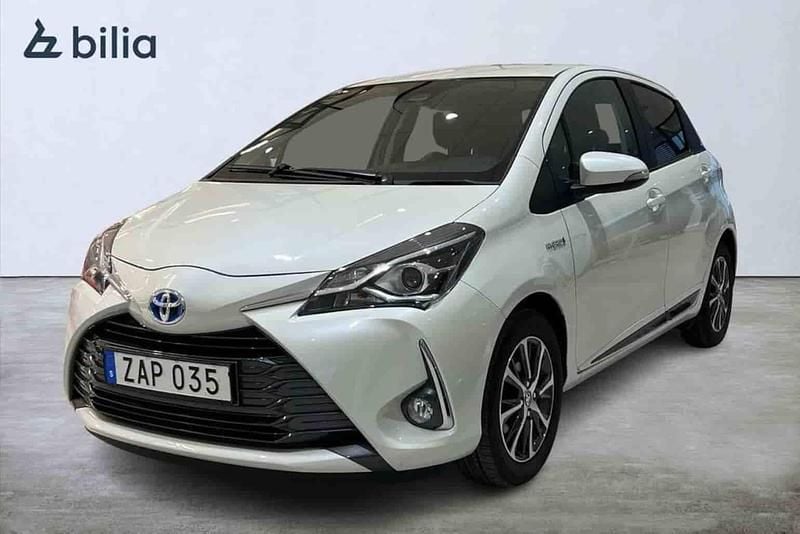 Grå Begagnad 2019 Toyota Yaris Hybrid Halvkombi | 184 900 kr - Bild 1/1